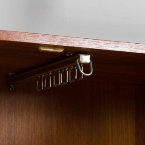 22114 unité murale italienne autoportante en teck avec une armoire par AV Arredamenti Contemporanei-20 italian freestanding teak wall unit with a wardrobe by AV Arredamenti Contemporanei