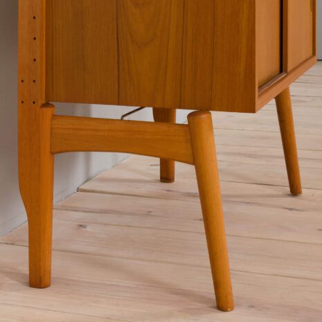 22128 Scandinavian mid century Rival one bay wall unit with drawers cabinet in teak by Kjael Riis for Brødrene Jåtog Møbelfabrikk UWAGA NIE MA U, U DO SESJI POŻYCZONE Z 21430-12 Scandinavian mid century Rival one bay wall unit with drawers cabinet in teak by Kjael Riis for Brodrene Jatog Mobelfabrikk UWAGA NIE MA U U DO SESJI POZYCZONE Z