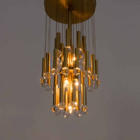 22146 Duży włoski mosiężny żyrandol ze szklanymi kloszami, 1970-11 Big Italian brass chandelier with glass sphere shades s