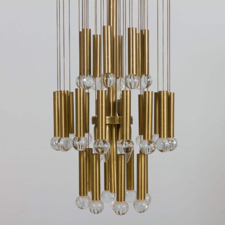 22146 Duży włoski żyrandol z mosiądzu ze szklanymi kloszami, 1970-2 Big Italian brass chandelier with glass sphere shades s