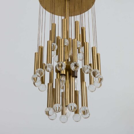 22146 Duży włoski żyrandol z mosiądzu ze szklanymi kloszami, 1970-3 Big Italian brass chandelier with glass sphere shades s