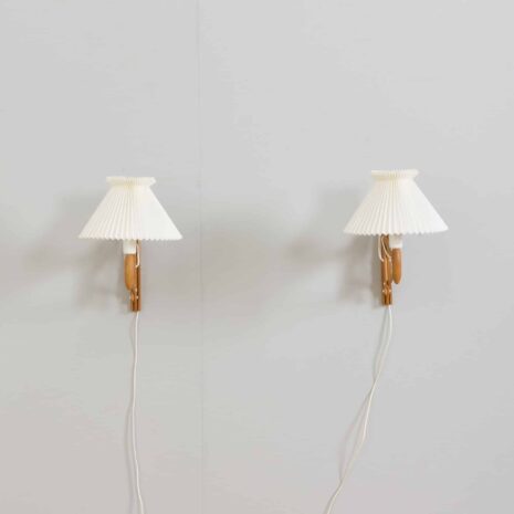 22197 Para regulowanych dębowych lamp nożycowych Erik Hansen, duńskie kinkiety ścienne Le Klint-1 Pair of adjustable oak scissor lamps by Erik Hansen Danish Le Klint wall sconces