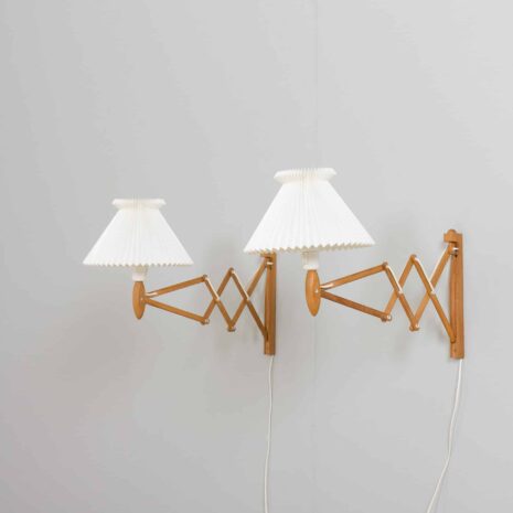 22197 Para regulowanych dębowych lamp nożycowych Erik Hansen, duńskie kinkiety ścienne Le Klint-3 Pair of adjustable oak scissor lamps by Erik Hansen Danish Le Klint wall sconces