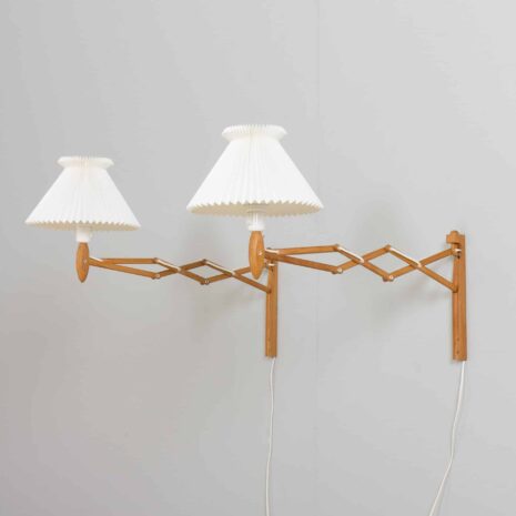 22197 Para regulowanych dębowych lamp nożycowych Erik Hansen, duńskie kinkiety ścienne Le Klint-4 Pair of adjustable oak scissor lamps by Erik Hansen Danish Le Klint wall sconces