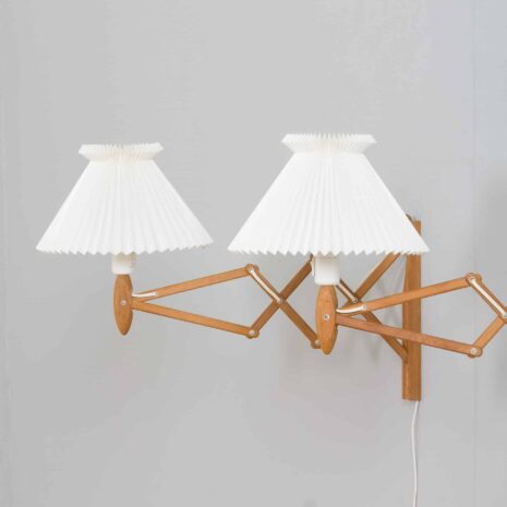 22197 Para regulowanych dębowych lamp nożycowych Erik Hansen, duńskie kinkiety ścienne Le Klint-9 Pair of adjustable oak scissor lamps by Erik Hansen Danish Le Klint wall sconces