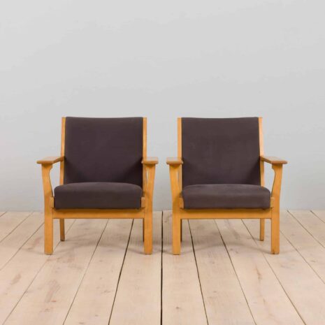 22213 Pair of oak GE 181 Hans Wegner easy lounge chairs in original upholstery, Denmark, 1970s-2 Pair of oak GE Hans Wegner easy lounge chairs in original upholstery Denmark s