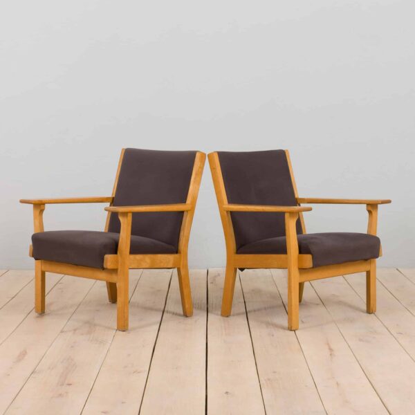 Pair of oak GE  Hans Wegner easy lounge chairs in original upholstery Denmark s