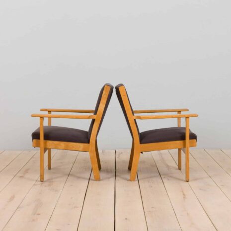 22213 Pair of oak GE 181 Hans Wegner easy lounge chairs in original upholstery, Denmark, 1970s-4 Pair of oak GE Hans Wegner easy lounge chairs in original upholstery Denmark s