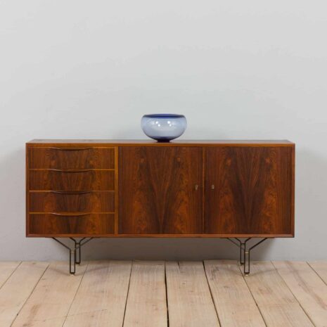 21018 Buffet vintage en palissandre avec 4 tiroirs, pieds en acier avec détails en laiton, Danemark, années 1960-1 Vintage rosewood sideboard with drawers steel legs with brass details Denmark s