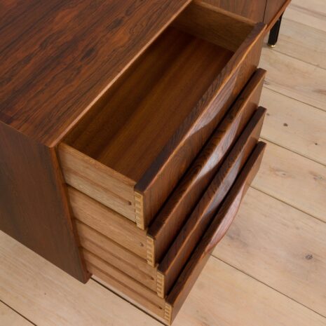 21018 Buffet vintage en palissandre avec 4 tiroirs, pieds en acier avec détails en laiton, Danemark, années 1960-10 Vintage rosewood sideboard with drawers steel legs with brass details Denmark s