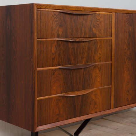 21018 Buffet vintage en palissandre avec 4 tiroirs, pieds en acier avec détails en laiton, Danemark, années 1960-11 Vintage rosewood sideboard with drawers steel legs with brass details Denmark s