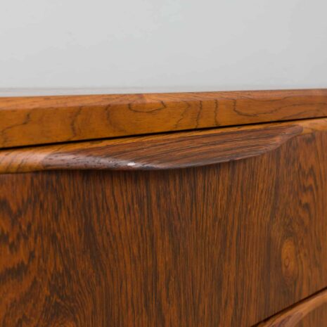 21018 Buffet vintage en palissandre avec 4 tiroirs, pieds en acier avec détails en laiton, Danemark, années 1960-13 Vintage rosewood sideboard with drawers steel legs with brass details Denmark s