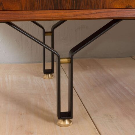21018 Buffet vintage en palissandre avec 4 tiroirs, pieds en acier avec détails en laiton, Danemark, années 1960-15 Vintage rosewood sideboard with drawers steel legs with brass details Denmark s
