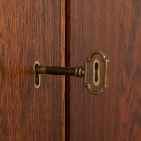 21018 Buffet vintage en palissandre avec 4 tiroirs, pieds en acier avec détails en laiton, Danemark, années 1960-18 Vintage rosewood sideboard with drawers steel legs with brass details Denmark s