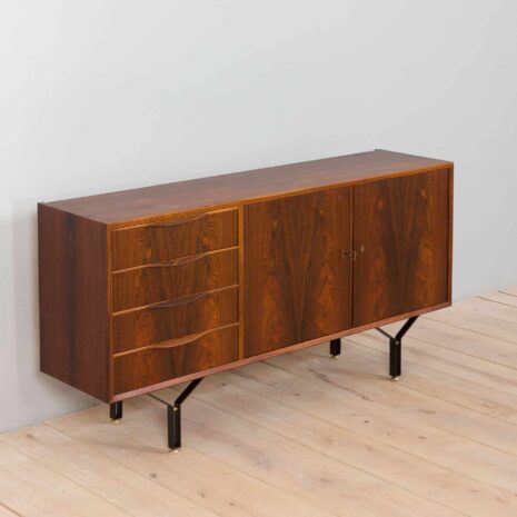 21018 Buffet vintage en palissandre avec 4 tiroirs, pieds en acier avec détails en laiton, Danemark, années 1960-3 Vintage rosewood sideboard with drawers steel legs with brass details Denmark s