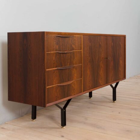21018 Buffet vintage en palissandre avec 4 tiroirs, pieds en acier avec détails en laiton, Danemark, années 1960-4 Vintage rosewood sideboard with drawers steel legs with brass details Denmark s