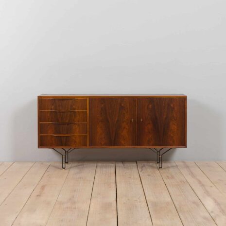 21018 Buffet vintage en palissandre avec 4 tiroirs, pieds en acier avec détails en laiton, Danemark, années 1960-5 Vintage rosewood sideboard with drawers steel legs with brass details Denmark s