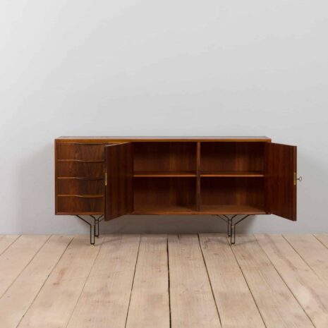 21018 Buffet vintage en palissandre avec 4 tiroirs, pieds en acier avec détails en laiton, Danemark, années 1960-6 Vintage rosewood sideboard with drawers steel legs with brass details Denmark s