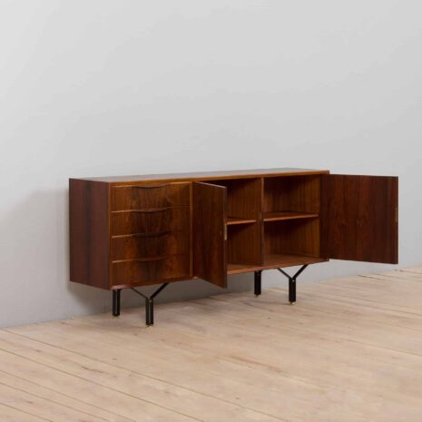 21018 Buffet vintage en palissandre avec 4 tiroirs, pieds en acier avec détails en laiton, Danemark, années 1960-7 Vintage rosewood sideboard with drawers steel legs with brass details Denmark s