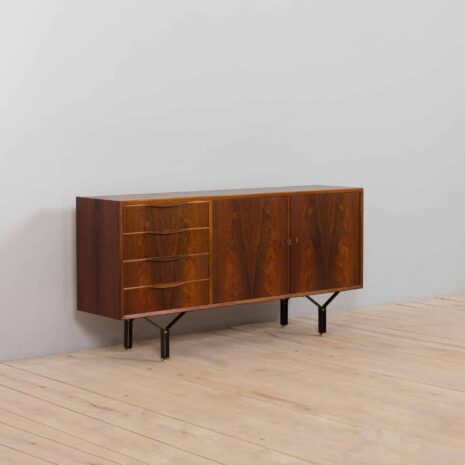 21018 Buffet vintage en palissandre avec 4 tiroirs, pieds en acier avec détails en laiton, Danemark, années 1960-8 Vintage rosewood sideboard with drawers steel legs with brass details Denmark s