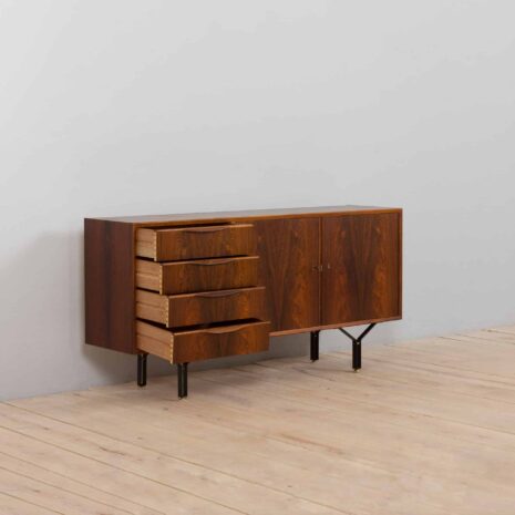 21018 Buffet vintage en palissandre avec 4 tiroirs, pieds en acier avec détails en laiton, Danemark, années 1960-9 Vintage rosewood sideboard with drawers steel legs with brass details Denmark s