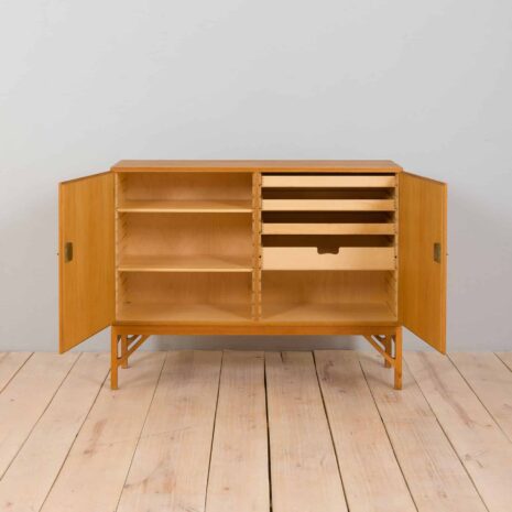 22228 Vaisselier en chêne de Børge Mogensen pour FDB Model 232, Danemark, années 1960-1 Oak China Cabinet by Borge Mogensen for FDB Model Denmark s