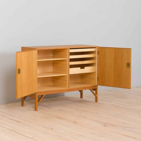 22228 Vaisselier en chêne de Børge Mogensen pour FDB Modèle 232, Danemark, années 1960-3 Oak China Cabinet by Borge Mogensen for FDB Model Denmark s