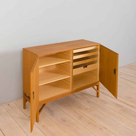 22228 Vaisselier en chêne de Børge Mogensen pour FDB Model 232, Danemark, années 1960-7 Oak China Cabinet by Borge Mogensen for FDB Model Denmark s