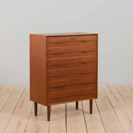 22229 Commode en teck du milieu du siècle dans le style de la commode Trekanten, Danemark 1960-2 Mid Century Teak Dresser in style of Trekanten chest of drawers Denmark s