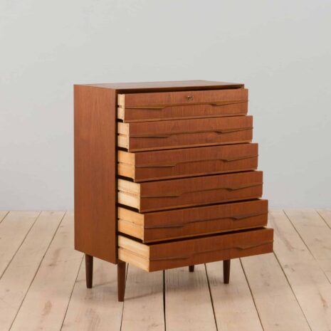 22229 Commode en teck du milieu du siècle dans le style de la commode Trekanten, Danemark 1960-3 Mid Century Teak Dresser in style of Trekanten chest of drawers Denmark s