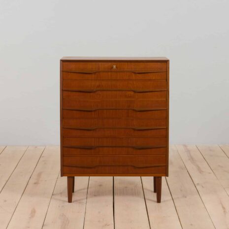 22229 Commode en teck du milieu du siècle dans le style de la commode Trekanten, Danemark 1960-4 Mid Century Teak Dresser in style of Trekanten chest of drawers Denmark s