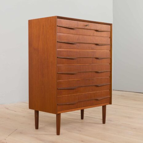 22229 Commode en teck du milieu du siècle dans le style de la commode Trekanten, Danemark 1960-7 Mid Century Teak Dresser in style of Trekanten chest of drawers Denmark s