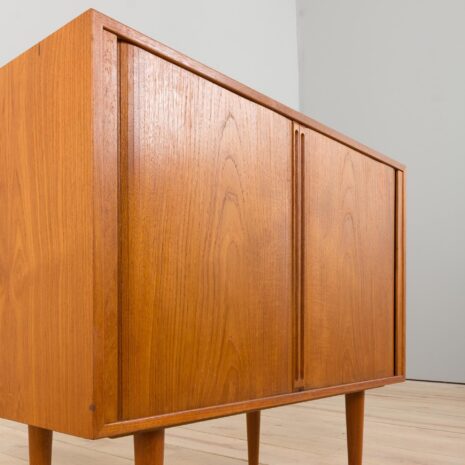 22235 Petite commode danoise en teck avec portes coulissantes, années 1960-11 Small Danish side cabinet teak dresser with sliding doors s
