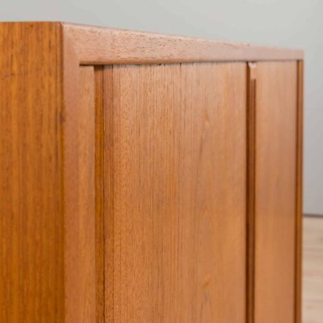 22235 Petite commode danoise en teck avec portes coulissantes, années 1960-12 Small Danish side cabinet teak dresser with sliding doors s