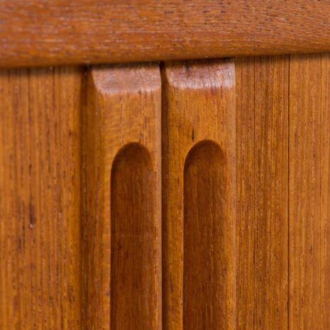 22235 Petite commode danoise en teck avec portes coulissantes, années 1960-13 Small Danish side cabinet teak dresser with sliding doors s