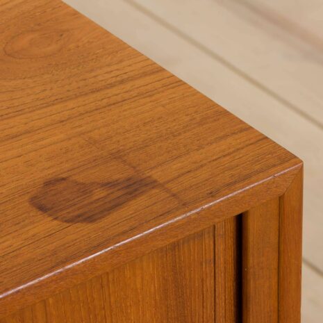 22235 Petite commode danoise en teck avec portes coulissantes, années 1960-14 Small Danish side cabinet teak dresser with sliding doors s