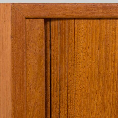 22235 Petite commode danoise en teck avec portes coulissantes, années 1960-16 Small Danish side cabinet teak dresser with sliding doors s