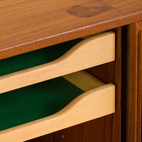 22235 Petite commode danoise en teck avec portes coulissantes, années 1960-17 Small Danish side cabinet teak dresser with sliding doors s