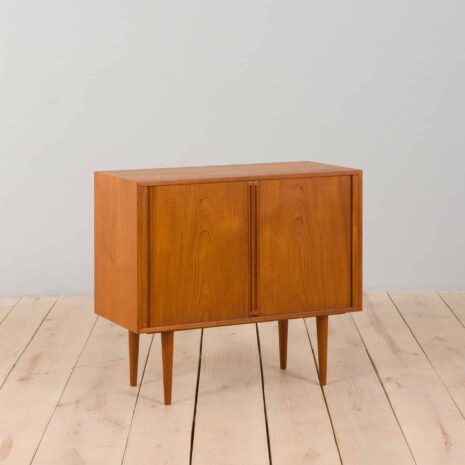 22235 Petite commode danoise en teck avec portes coulissantes, années 1960-2 Small Danish side cabinet teak dresser with sliding doors s