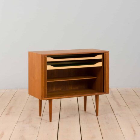 22235 Petite commode danoise en teck avec portes coulissantes, années 1960-3 Small Danish side cabinet teak dresser with sliding doors s