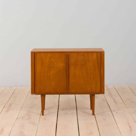 22235 Petite commode danoise en teck avec portes coulissantes, années 1960-5 Small Danish side cabinet teak dresser with sliding doors s