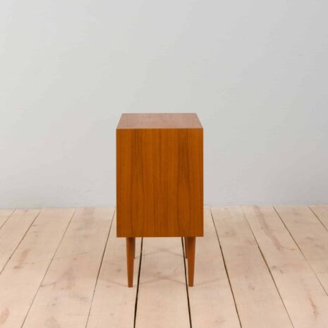22235 Petite commode danoise en teck avec portes coulissantes, années 1960-7 Small Danish side cabinet teak dresser with sliding doors s