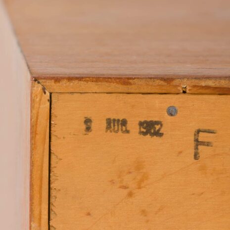 22235 Petite commode danoise en teck avec portes coulissantes, 1960s-9 Small Danish side cabinet teak dresser with sliding doors s