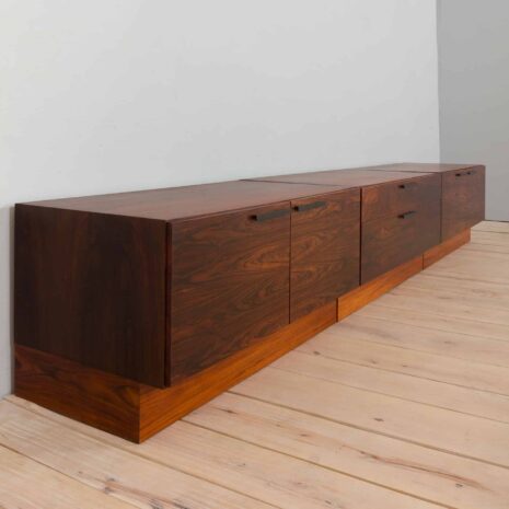 22239 buffet extra long en bois de rose en trois parties, ib kofod larsen-10 three parts extra long rosewood sideboard by ib kofod larsen