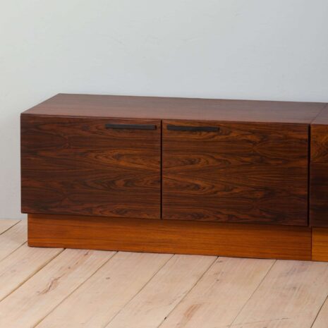 22239 buffet extra long en bois de rose en trois parties, ib kofod larsen-16 three parts extra long rosewood sideboard by ib kofod larsen