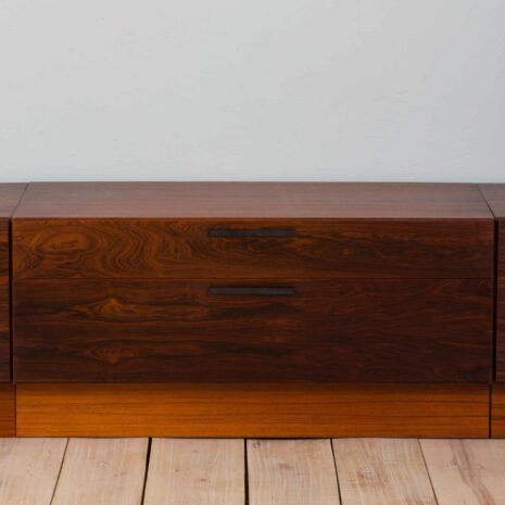 22239 buffet extra long en bois de rose en trois parties, ib kofod larsen-17 three parts extra long rosewood sideboard by ib kofod larsen