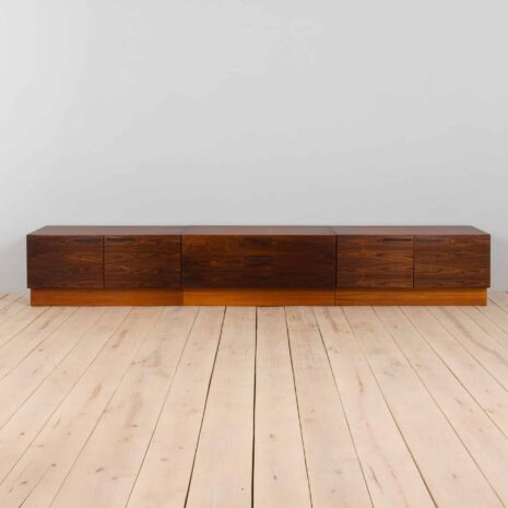 22239 buffet extra long en bois de rose en trois parties, ib kofod larsen-18 three parts extra long rosewood sideboard by ib kofod larsen
