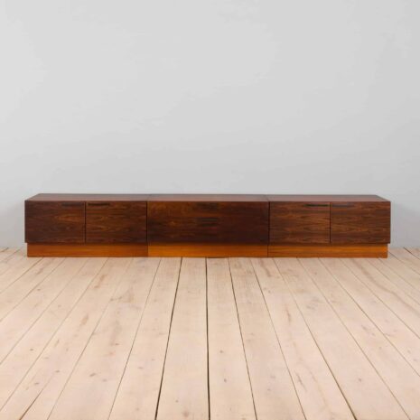 22239 buffet extra long en bois de rose en trois parties, ib kofod larsen-2 three parts extra long rosewood sideboard by ib kofod larsen
