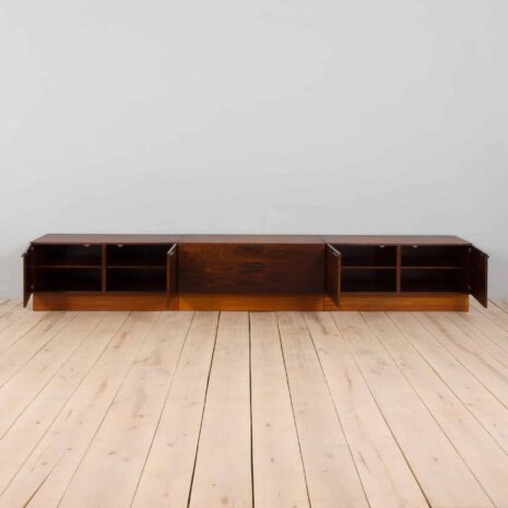 22239 buffet extra long en bois de rose en trois parties, ib kofod larsen-3 three parts extra long rosewood sideboard by ib kofod larsen