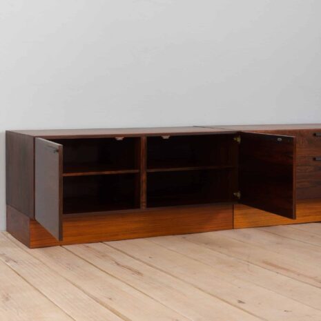 22239 buffet extra long en bois de rose en trois parties, ib kofod larsen-7 three parts extra long rosewood sideboard by ib kofod larsen